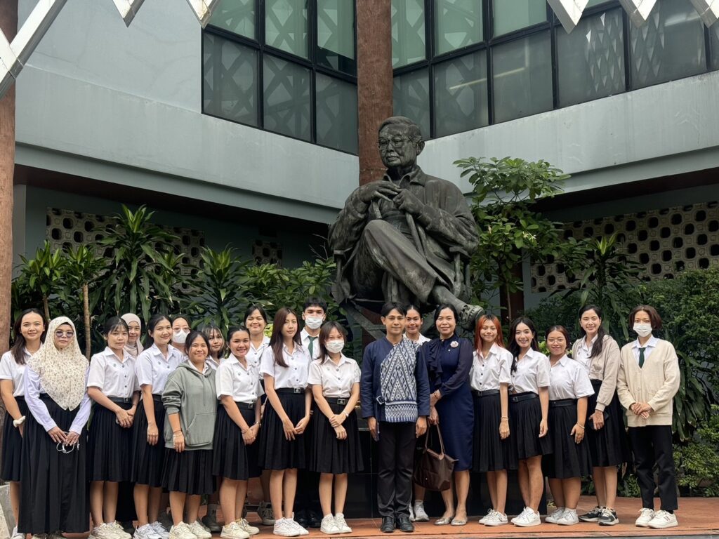 นิสิตนักศึกษา สาขาการสอนภาษาไทย ภาควิชาการศึกษา คณะศึกษาศาสตร์ มหาวิทยาลัยเกษตรศาสตร์ เข้าเยี่ยมชมนิทรรศการ และเรียนรู้งานวรรณกรรมของ ม.ร.ว.คึกฤทธิ์ ป