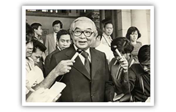 ยุบสภา ลาออกจากนายกรัฐมนตรี